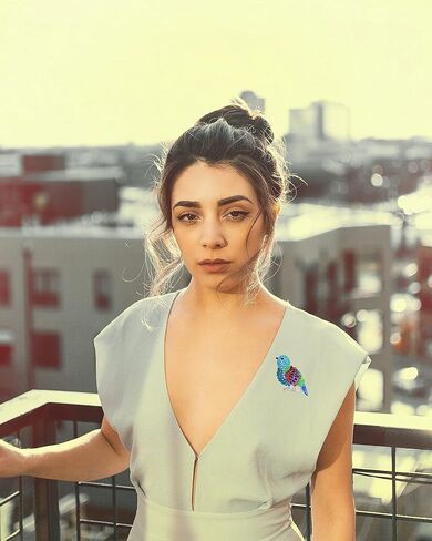 دبابيس بروش ملونة لطيفة على شكل ببغاء للنساء من سينفاك، دبابيس بروش عصرية من حجر الراين للنساء من خليط معدني من الستيل وحجر الراين, سبيكة صلب, حجر الراين in Kuwait