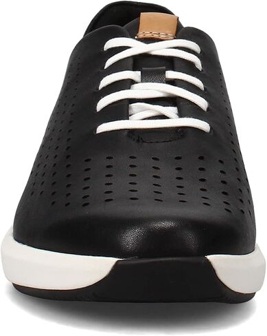 حذاء رياضي نسائي من Clarks، Un Rio Tie in Saudi Arabia