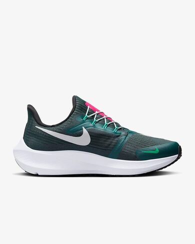 حذاء الجري Nike Pegasus FlyEase SE للسيدات سهل الارتداء والطرق الوعرة (DJ7383-301، غابة عميقة/أسود/بلاتيني نقي/فضي معدني) مقاس 7.5 in Saudi Arabia