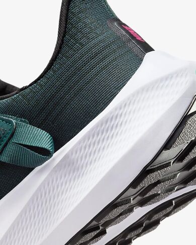 حذاء الجري Nike Pegasus FlyEase SE للسيدات سهل الارتداء والطرق الوعرة (DJ7383-301، غابة عميقة/أسود/بلاتيني نقي/فضي معدني) مقاس 7.5 in Saudi Arabia