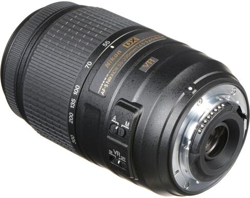 نيكون - عدسة AF-S DX NIKKOR مقاس 55-300 مم f/4.5-5.6G ED VR عدسة تكبير تليفوتوغرافي (2197) + مجموعة مرشح + حافظة غطاء + مجموعة تنظيف in Saudi Arabia