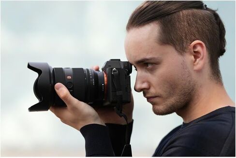 كاميرا Sony Alpha 7 Mark V كاملة الإطار بدون مرآة - عدسة قابلة للتبديل، وقدرات فيديو 4K، وحزمة تقنية التركيز التلقائي المتقدمة مع برامج التحرير، وعدسة 117-50 مم، والملحقات (6 عناصر) in Saudi Arabia