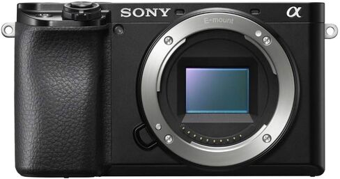 حزمة Sony Alpha a6100 APS-C بدون مرآة ILC (الهيكل فقط) مع عدسة 55-210 مم f/4.5-6.3 وحزمة حافظة ناعمة (8 قطع) in Saudi Arabia