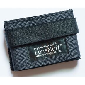 يستخدم مانع ندى LensMuff عبوات حرارية لتدفئة اليد (غير متضمنة) لإيقاف تعفير التكثيف على عدسات الكاميرا