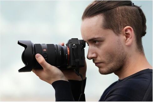 هيكل كاميرا Sony Alpha a7R V كامل الإطار بدون مرآة قابلة للتبديل - 61 ميجابكسل - نظام التركيز التلقائي وحزمة تسجيل فيديو 4K مع FE 24-70 مم، FE 135 مم، FE 85 مم، وملحقات (13 قطعة) in Saudi Arabia
