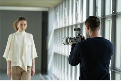 هيكل كاميرا Sony Alpha a7R V كامل الإطار بدون مرآة قابلة للتبديل - 61 ميجابكسل - نظام التركيز التلقائي وحزمة تسجيل فيديو 4K مع FE 24-70 مم، FE 135 مم، FE 85 مم، وملحقات (13 قطعة) in Saudi Arabia
