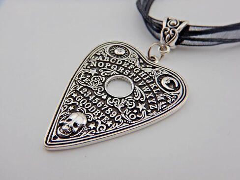قلادة Silvertone Ouija Planchette على شريط الأورجانزا وقلادة على شكل لوح روح قوطي من 16 إلى 18 بوصة in Saudi Arabia