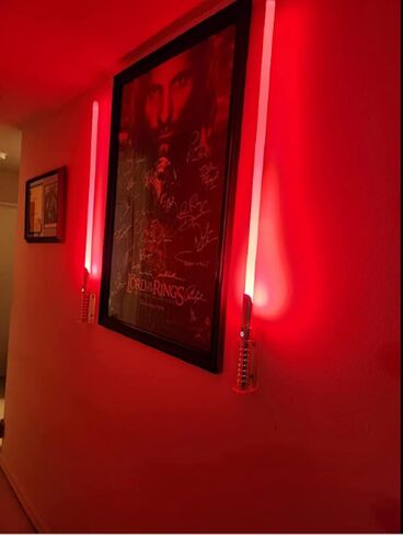 حامل عرض حائطي من MANNIFEN Lightsaber Lightsaber مثبت على الحائط من الأكريليك (قطعة واحدة باللون الأسود) in Kuwait