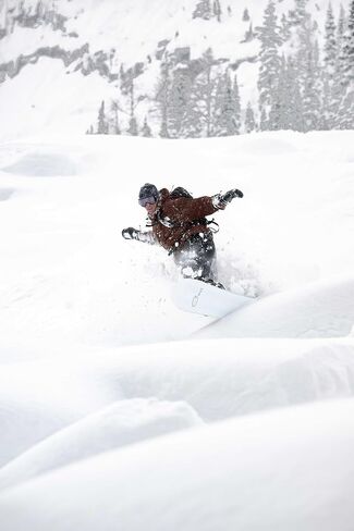 GNU Hyper Mens Snowboard in Saudi Arabia