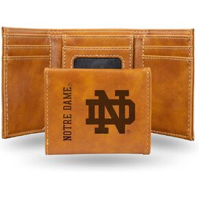 محفظة NCAA Notre Dame Fightin' Irish للرجال ثلاثية الطي باللون البني - شعار الفريق الفاخر 10 جيوب منقوش بالليزر على جلد نباتي - تصميم بسيط، نافذة لبطاقة الهوية، حامل بطاقة الائتمان - هدية مثالية للرجال in Kuwait
