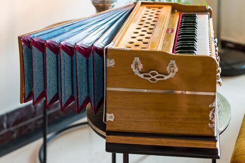 هارمونيوم من مهراجا ميوزيكالز، الولايات المتحدة الأمريكية، 9 توقفات، 3 1/2 أوكتاف، قصب مزدوج، قارنة توصيل، لون طبيعي، قياسي، حقيبة مبطنة، ضبط A440، آلة موسيقية هندية (PDI-ABG) in Kuwait