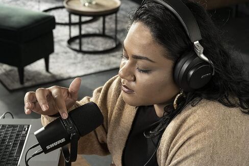 ميكروفون ديناميكي للبودكاست من Shure MV7+ مع حامل. صوت محسّن، لوحة لمس LED، مخرجات USB-C وXLR، وضع المستوى التلقائي، مرشح البوب ​​الرقمي، تأثيرات الصدى، البث الصوتي، البث، التسجيل - أسود in Saudi Arabia