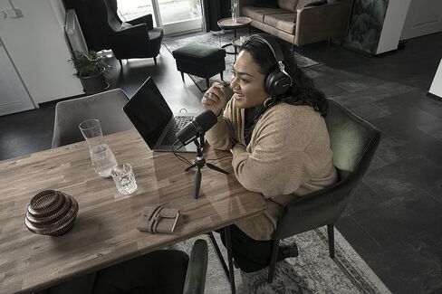 ميكروفون ديناميكي للبودكاست من Shure MV7+ مع حامل. صوت محسّن، لوحة لمس LED، مخرجات USB-C وXLR، وضع المستوى التلقائي، مرشح البوب ​​الرقمي، تأثيرات الصدى، البث الصوتي، البث، التسجيل - أسود in Saudi Arabia