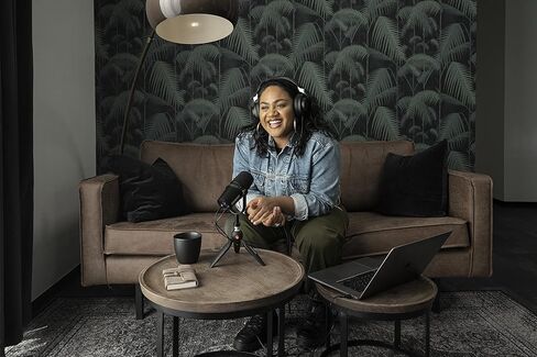 ميكروفون ديناميكي للبودكاست من Shure MV7+ مع حامل. صوت محسّن، لوحة لمس LED، مخرجات USB-C وXLR، وضع المستوى التلقائي، مرشح البوب ​​الرقمي، تأثيرات الصدى، البث الصوتي، البث، التسجيل - أسود in Saudi Arabia