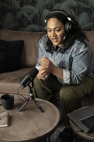 ميكروفون ديناميكي للبودكاست من Shure MV7+ مع حامل. صوت محسّن، لوحة لمس LED، مخرجات USB-C وXLR، وضع المستوى التلقائي، مرشح البوب ​​الرقمي، تأثيرات الصدى، البث الصوتي، البث، التسجيل - أسود in Saudi Arabia