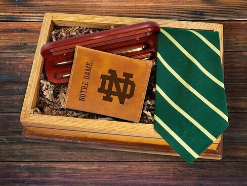 محفظة NCAA Notre Dame Fightin' Irish للرجال ثلاثية الطي باللون البني - شعار الفريق الفاخر 10 جيوب منقوش بالليزر على جلد نباتي - تصميم بسيط، نافذة لبطاقة الهوية، حامل بطاقة الائتمان - هدية مثالية للرجال in Kuwait