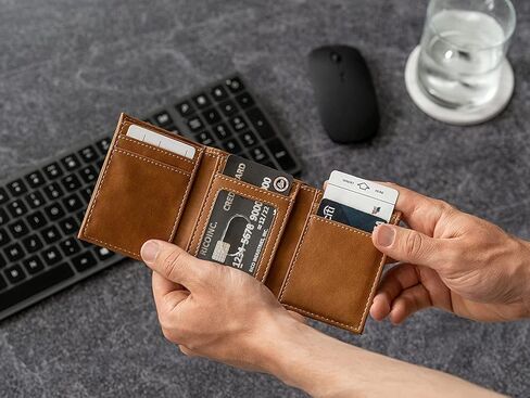 محفظة NCAA Notre Dame Fightin' Irish للرجال ثلاثية الطي باللون البني - شعار الفريق الفاخر 10 جيوب منقوش بالليزر على جلد نباتي - تصميم بسيط، نافذة لبطاقة الهوية، حامل بطاقة الائتمان - هدية مثالية للرجال in Kuwait