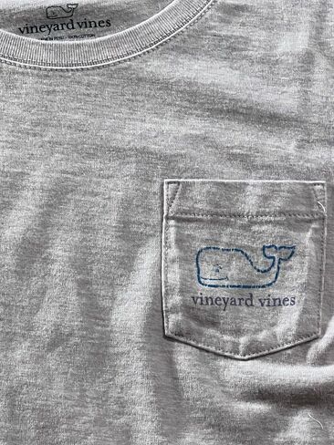تي شيرت جيب للفتيات من Vineyard Vines بأكمام طويلة على شكل حوت عتيق منقط in Kuwait