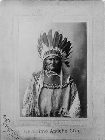 INFINITE PHOTOGRAPHS 1907 Photo: Geronimo | Apache Indian Chief | Indians of North America | Headdress | Feathers | Vintage Photo in Saudi Arabia