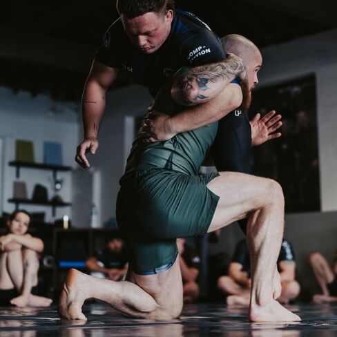 أكاديمية + كم قصير Rashguard | واقي من الطفح الجلدي BJJ مرن ومتين | قمصان ضغط ماصة للرطوبة للرجال والنساء | 80% بوليستر/20% سباندكس (L، كاكي) in Kuwait
