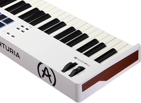 Arturia KeyLab Essential 88 mk3 وحدة تحكم متوسطة الحجم عالمية كاملة الحجم، حزمة بيضاء مع دواسة مستدامة فاخرة وقطعة قماش سائلة لتلميع الصوت in Saudi Arabia