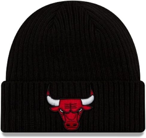 قبعة New Era Authentic Collection Core كلاسيكية للطقس البارد ومتماسكة ومزودة بقبعة سكولي مقاس واحد يناسب معظم الأشخاص (شيكاغو بولز) باللون الأسود in Kuwait