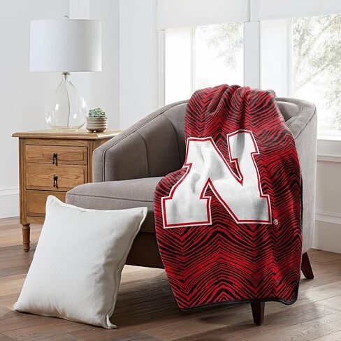 Zubaz من Northwest NCAA Zubified Raschel Throw Blanket 50 X 60، ولاية ميشيغان سبارتانز in Kuwait