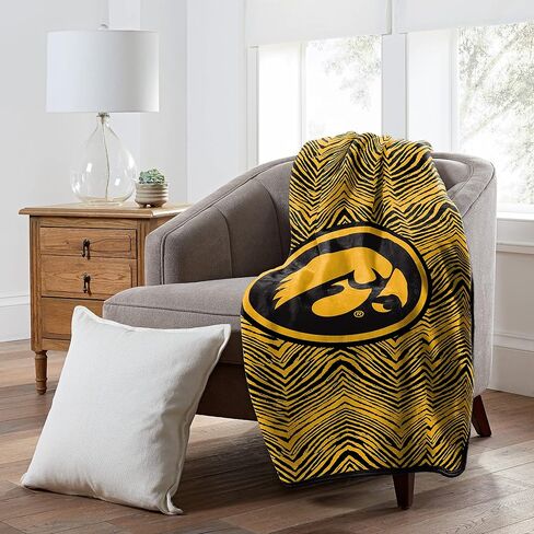 Zubaz من Northwest NCAA Zubified Raschel Throw Blanket 50 X 60، ولاية ميشيغان سبارتانز in Kuwait