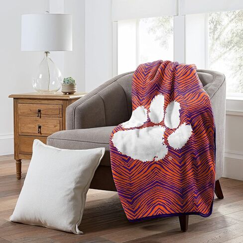 Zubaz من Northwest NCAA Zubified Raschel Throw Blanket 50 X 60، ولاية ميشيغان سبارتانز in Kuwait