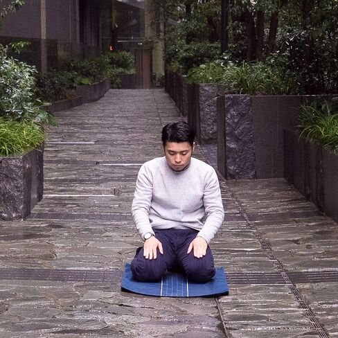 TAKVA The Pocket Sejadah™ | سجادة صلاة محمولة قابلة للطي للسفر، مقاومة للماء، هدية رمضان/العيد، هدية مثالية للمسلمين، بحجم الجيب (تصميم في اليابان، صنع في تركيا) in Kuwait