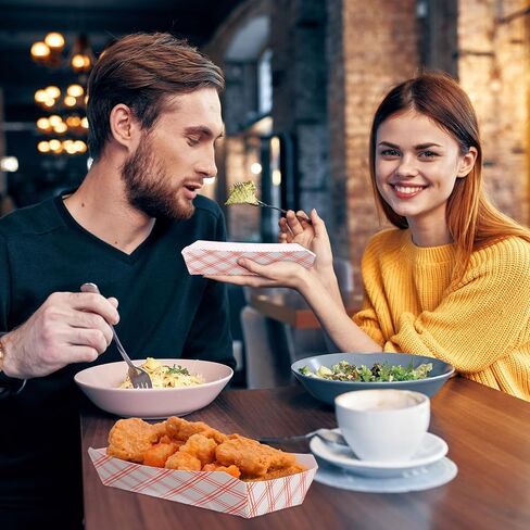 500 قطعة من صواني هوت دوج الورقية مقاس 7 بوصة بوزن 2 رطل صواني طعام باللونين الأحمر والأبيض وقوارب طعام ورقية مربعة وصواني هوت دوج وقوارب ناتشو للاستعمال مرة واحدة لأعياد الميلاد وحفلات الزفاف والمهرجانات ومستلزمات الطعام in Kuwait