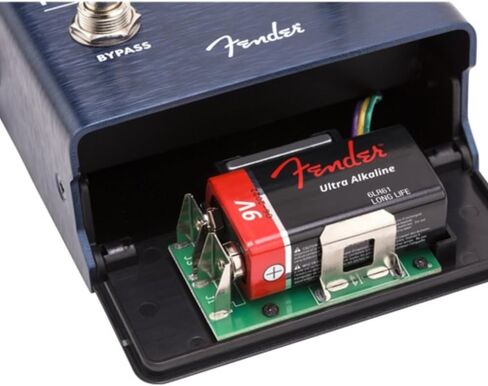 دواسة تشويه Fender Full Moon، حزمة التعزيز والكسب مع 2x Strukture S6P48 كابلات التصحيح ذات الزاوية اليمنى المنسوجة، 12x Fender Guitar Picks وقطعة قماش لتلميع الأدوات الصوتية السائلة in Saudi Arabia