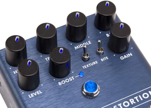 دواسة تشويه Fender Full Moon، حزمة التعزيز والكسب مع 2x Strukture S6P48 كابلات التصحيح ذات الزاوية اليمنى المنسوجة، 12x Fender Guitar Picks وقطعة قماش لتلميع الأدوات الصوتية السائلة in Saudi Arabia