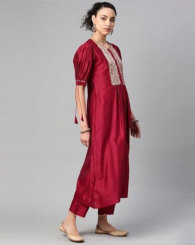 طقم بنطلون كورتا مستقيم للنساء من INDO ERA باللون الأحمر الهندي من الفسكوز بتصميم Yoke صلب بطول الساق in Kuwait