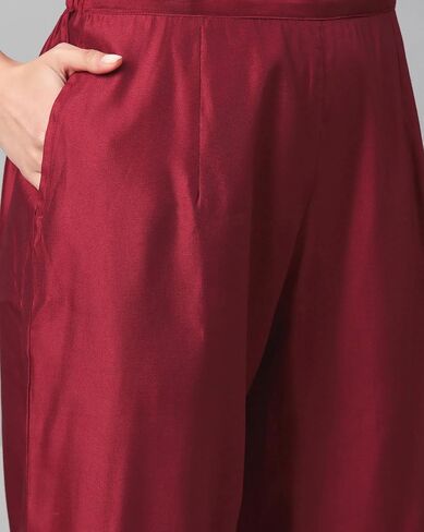 طقم بنطلون كورتا مستقيم للنساء من INDO ERA باللون الأحمر الهندي من الفسكوز بتصميم Yoke صلب بطول الساق in Kuwait