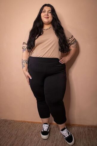 سراويل كابري بمقاس كبير من FOREYOND للنساء سراويل تسحب على الملابس للتحكم في البطن مع جيوب أمامية وخلفية وتمتد في 4 اتجاهات in Kuwait