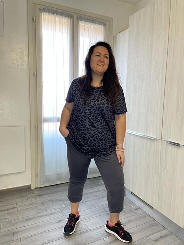 سراويل كابري بمقاس كبير من FOREYOND للنساء سراويل تسحب على الملابس للتحكم في البطن مع جيوب أمامية وخلفية وتمتد في 4 اتجاهات in Kuwait