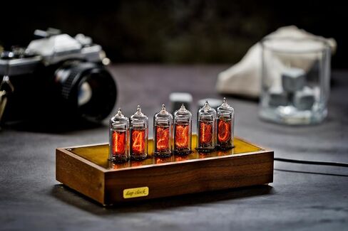 Nixie Tube Clock IN-14 هيكل من الخشب والنحاس وساعة طاولة كلاسيكية بإضاءة خلفية زرقاء in Saudi Arabia