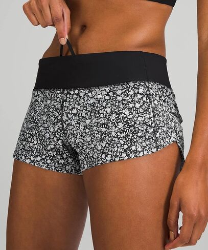 شورت Lululemon Athletica Speed ​​Up 2.5 بوصة (Venture Floral Alpine White Black/Black، مقاس 6) in Saudi Arabia