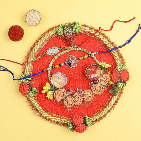 طبق مجموعة SATVIK Rakhi Puja Thali للأخ Bhaiya Bhabhi مع 2 مصمم Rakhi Thread، بطاقة تهنئة Roli Chawal & Ram Sita ملصق هندي احتفالي مجموعة أطباق Raksha Bhandhan Pujan in Saudi Arabia