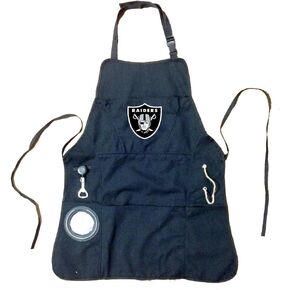 مريلة الشواء النهائية من تيم سبورتس أمريكا NFL Las Vegas Raiders مع أشرطة قابلة للتعديل | فتاحة زجاجات وحامل مشروبات معزول | يمكن غسله في الغسالة |