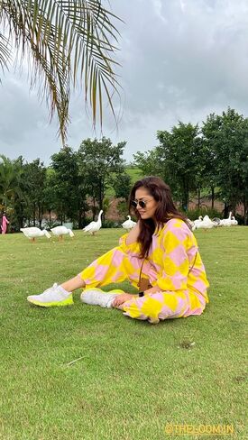 مجموعة كورتا ذا لوم مع بنطال للنساء/البنات بياقة دائرية وأكمام بالون مطبوعة هندية عرقية توب كورتي أصفر in Kuwait