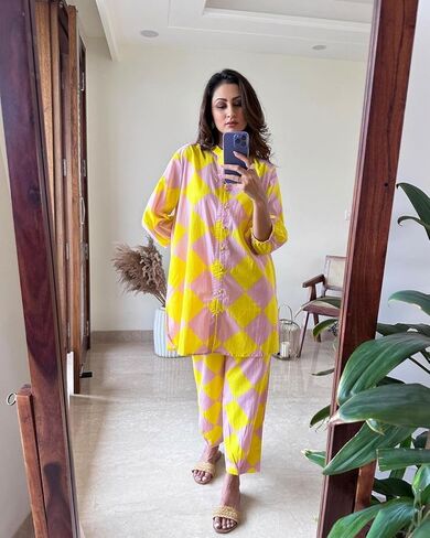 مجموعة كورتا ذا لوم مع بنطال للنساء/البنات بياقة دائرية وأكمام بالون مطبوعة هندية عرقية توب كورتي أصفر in Kuwait