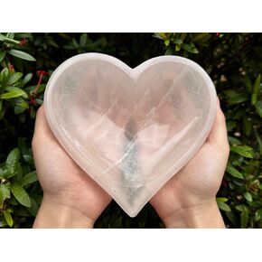 وعاء سيلينيت على شكل قلب مقاس X-Large، وعاء طبق على شكل قلب سيلينيت مقاس 15.24 سم، وعاء أحجار كريمة كريستالية مصقولة للتنظيف وشحن الشفاء in Kuwait