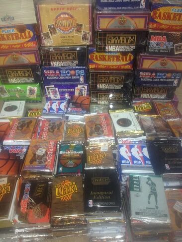100 بطاقة كرة السلة NBA العتيقة في عبوات شمع قديمة مختومة - مثالية لهواة الجمع الجدد، بما في ذلك لاعبين مثل مايكل جوردان وتشارلز باركلي وماجيك جونسون ولاري بيرد! in Saudi Arabia
