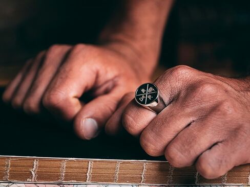 خاتم Memento Mori Signet أسود/فضي - خاتم Signet من الفولاذ المقاوم للصدأ 316L للممارسين الرواقيين - خاتم Momento Mori Signet مع تصميم جمجمة ثلاثية الأبعاد in Kuwait