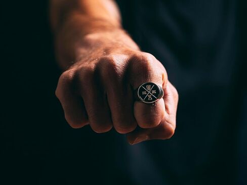 خاتم Memento Mori Signet أسود/فضي - خاتم Signet من الفولاذ المقاوم للصدأ 316L للممارسين الرواقيين - خاتم Momento Mori Signet مع تصميم جمجمة ثلاثية الأبعاد in Kuwait