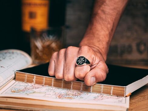 خاتم Memento Mori Signet أسود/فضي - خاتم Signet من الفولاذ المقاوم للصدأ 316L للممارسين الرواقيين - خاتم Momento Mori Signet مع تصميم جمجمة ثلاثية الأبعاد in Kuwait