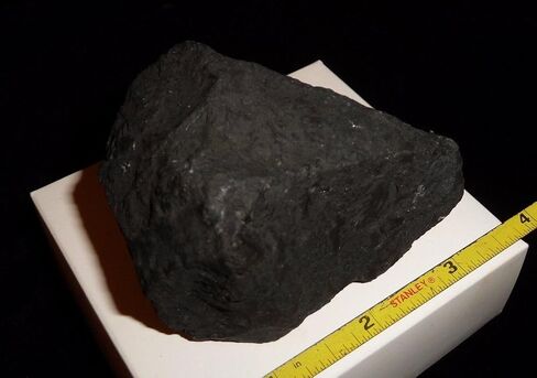 Pachamama Essentials Shungite Rough Crystal 1 رطل + (بين 1 و2 رطل) قطعة واحدة كبيرة، حماية EMF من الحجر المائي من كاريليا روسيا الأصلية (2 رطل) in Saudi Arabia