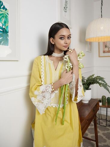 مجموعة كورتا بالازو للنساء بأكمام قصيرة ورقبة على شكل حرف V ملابس عرقية هندية مطبوعة كورتي عرقية هندية للفتيات باللون الأصفر in Kuwait